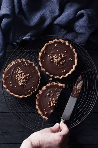 Tartelette au chocolat soufflée et dorée  