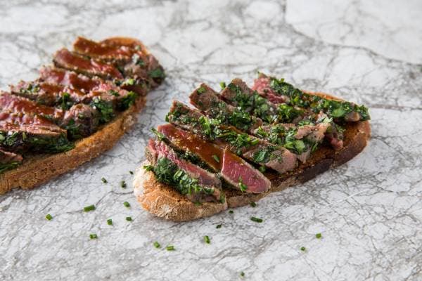 Tataki de boeuf roulé à la ciboulette, coriandre et persil plat, pain de campagne aillé