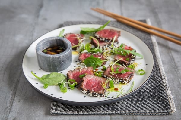 Tataki de boeuf au sésame, bouillon cumin citronnelle 