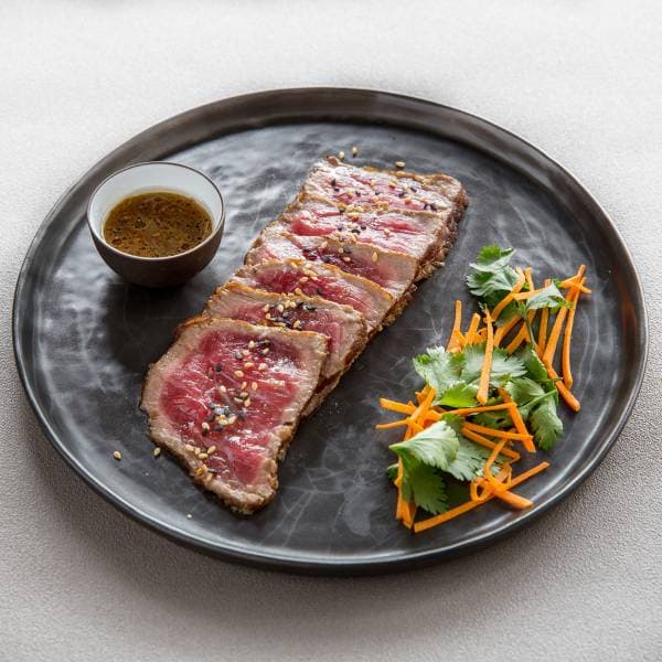 Tataki de bœuf et herbes fraîches, pain de campagne aillé