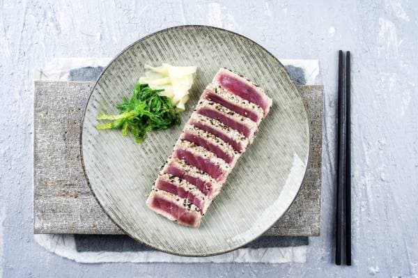 Tataki de thon aux trois sésames et bouquet iodé