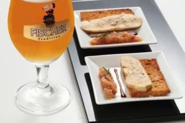Toast de pain d'épice au foie gras, chutney de pommes et oignons rouges à la bière
