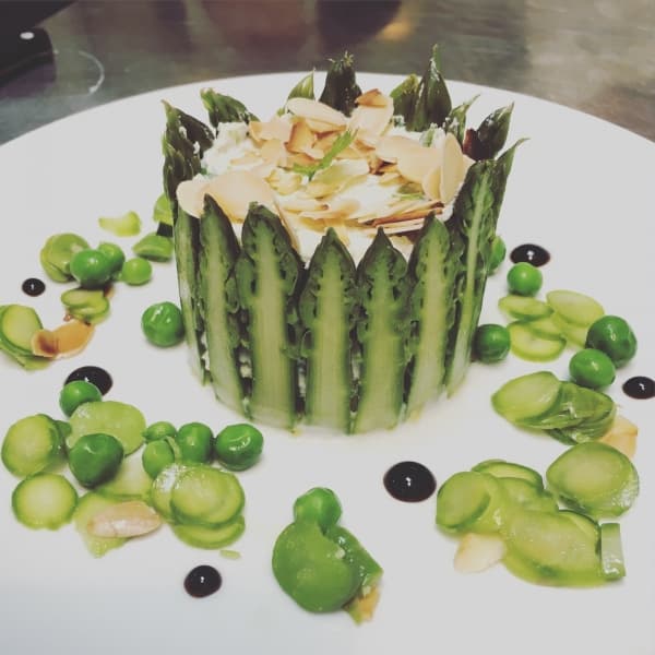 Charlotte d'asperges vertes, ricotta et amandes, vierge de légumes