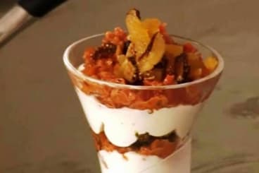 Verrine de chèvre, fruits secs et tomates séchées
