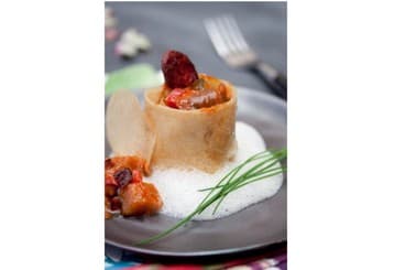 Ecrins croustillants à la ratatouille, chorizo et émulsion au parmesan