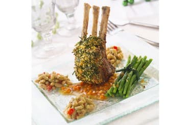 Carré d'agneau en croûte d'herbes et ses flageolets à la provençale, ses fagots de haricots verts et ses échalotes suées