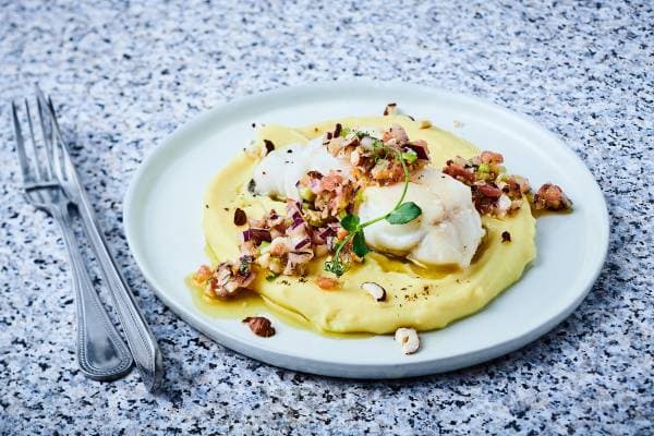 Cabillaud rôti et pommes de terre écrasées, sauce vierge aux noisettes