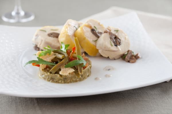 Ballottine de volaille farcie aux Champignons et son caviar de Haricots Verts 