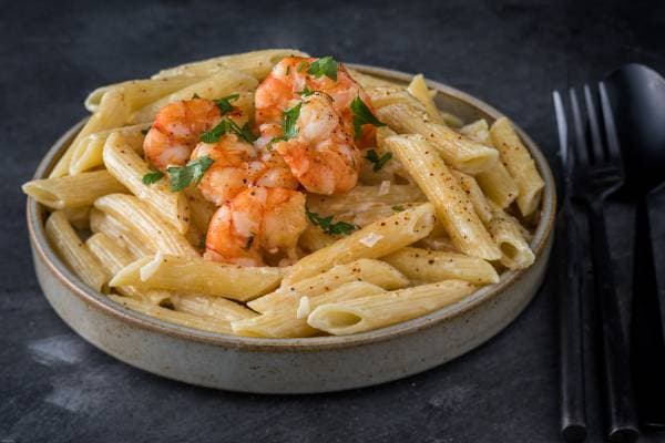 Penne aux gambas, sauce crème au vin
