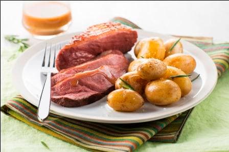 Magret de canard au miel et au romarin, pommes confites