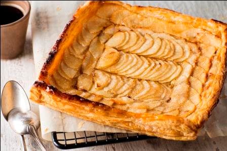 Tarte fine aux pommes, miel et cannelle