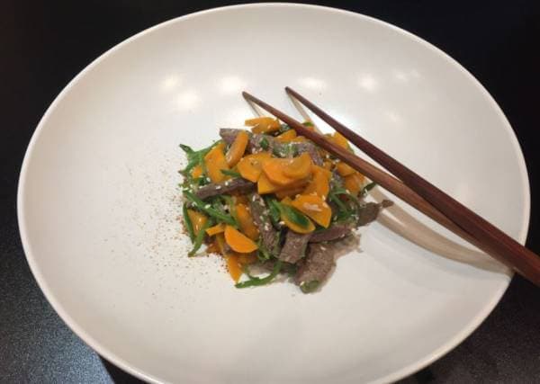 Wok de lamelles de boeuf au sésame, émincé de légumes d'été