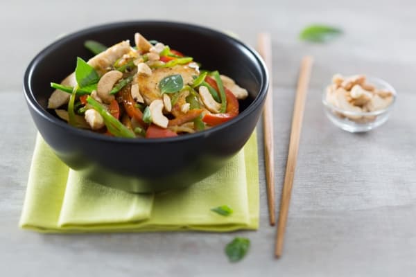 Wok de poulet sauté au saké et noix de cajou