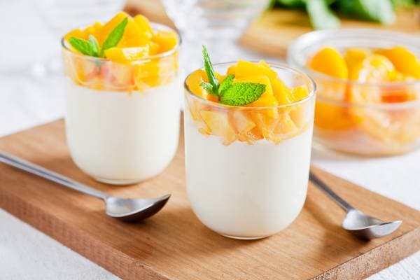 Verrine de yaourt à la grecque, pêches rôties au miel et au romarin