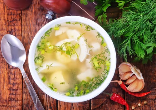 Bouillon d’ail à la sauge et au poulet