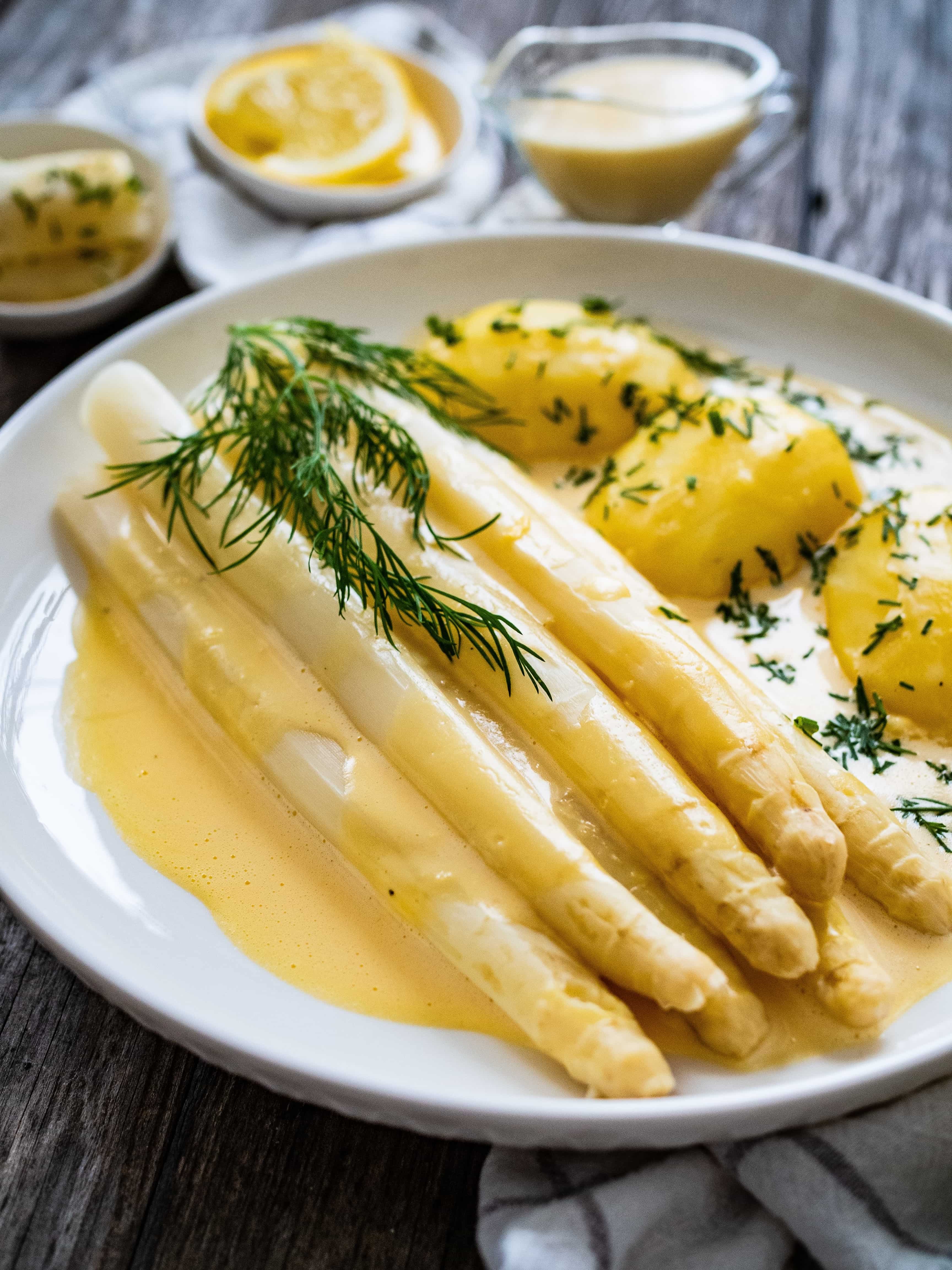 Asperges vertes en deux façons et oeuf mollet frit