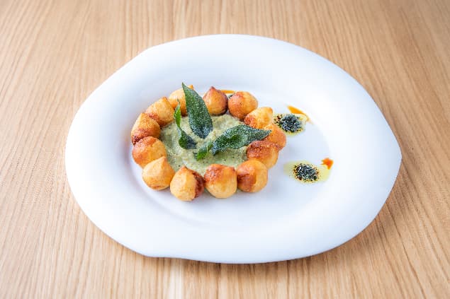 Gnocchis de pommes de terre, coulis de fenouil et feuilles de sauge frites