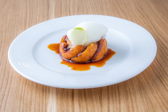 Pommes sautées au caramel, flambées, sorbet minute
