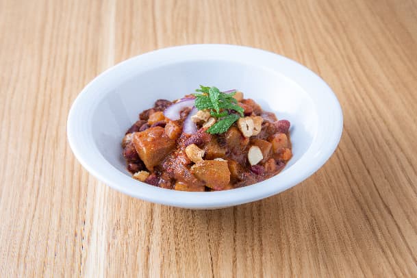 Rougail de tempeh et tofu fumé accompagné de haricots rouges à la créole