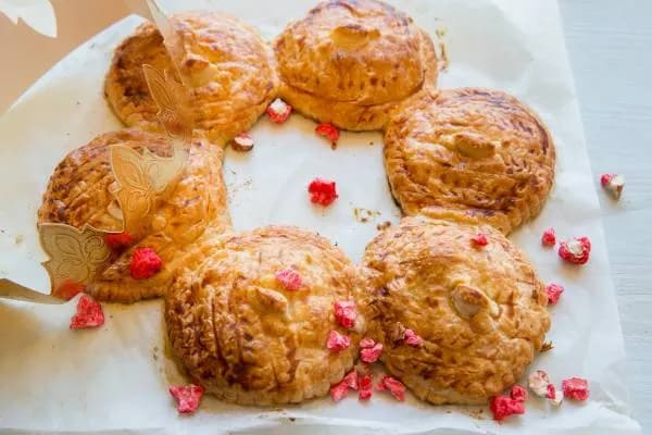 Galette des Rois aux pralines roses