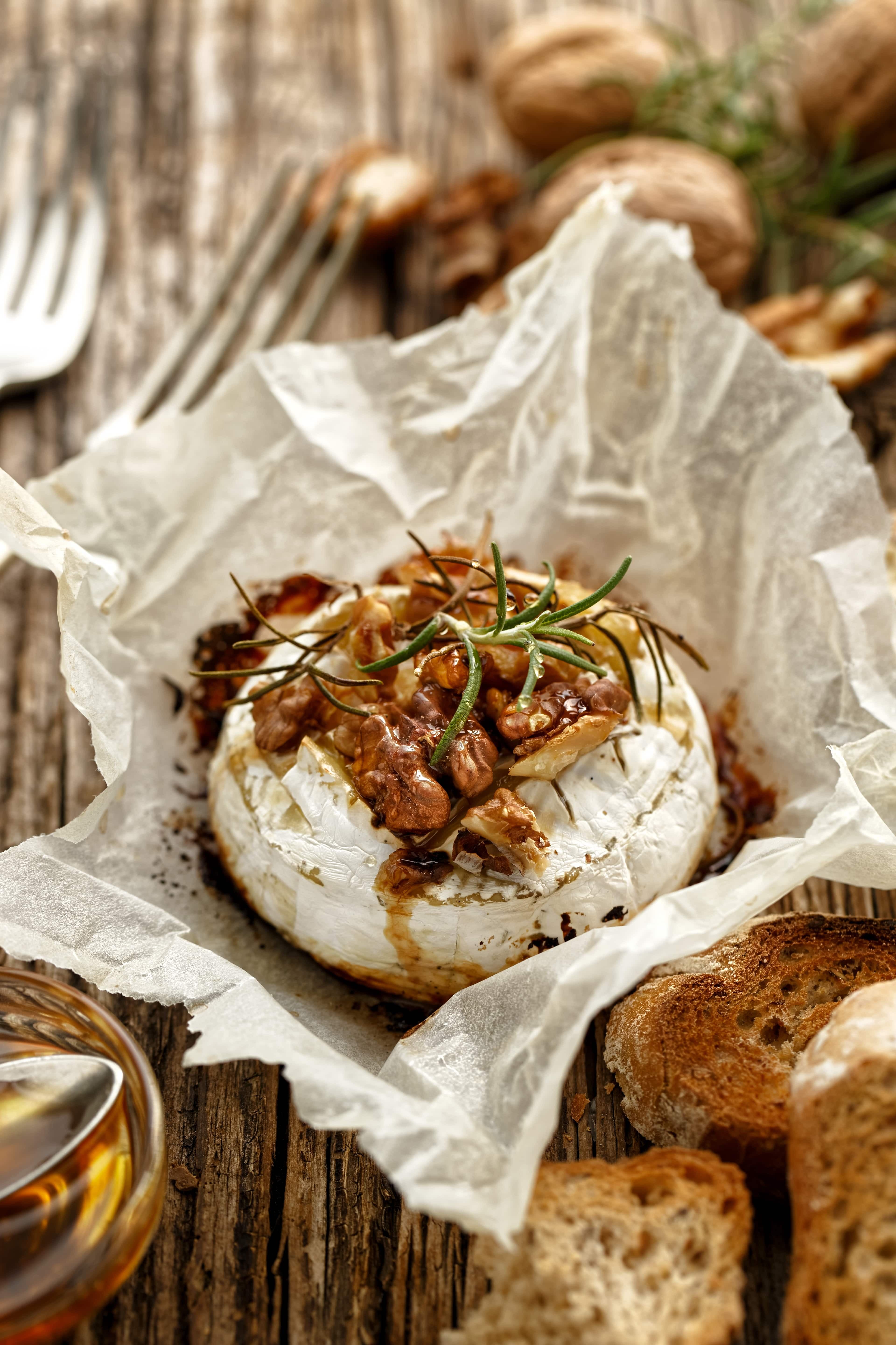 Camembert au four, en croûte feuilletée aux lardons, pomme et Calvados 