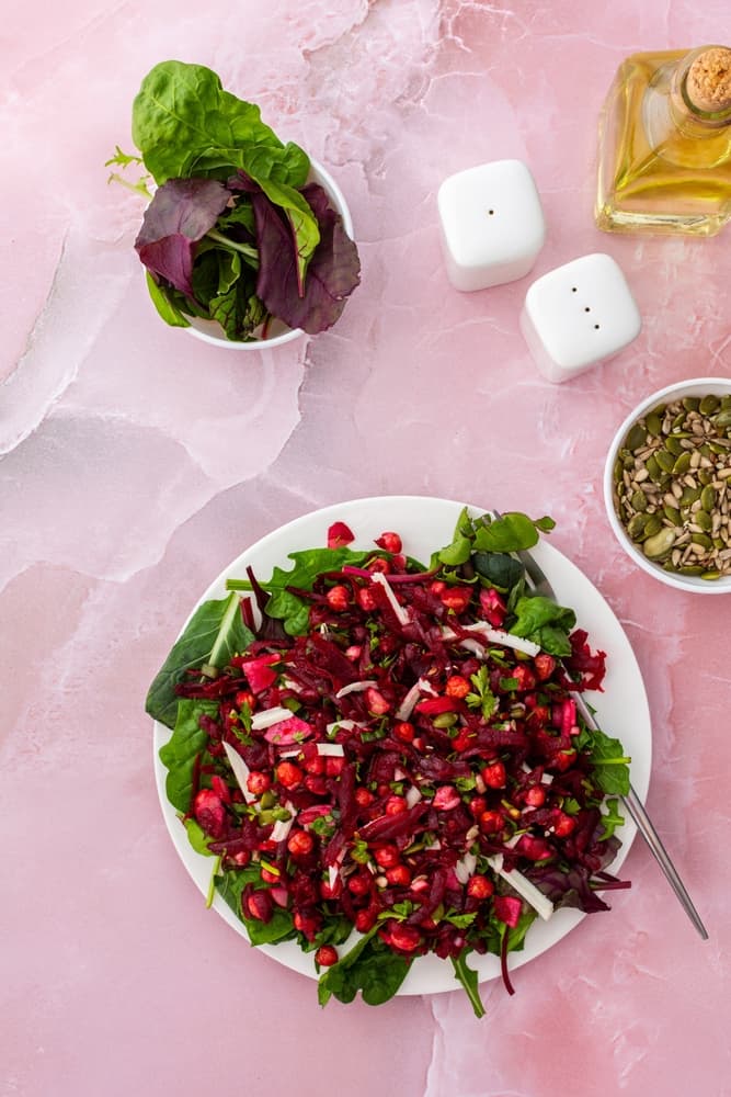 Salade sucrée-salée aux fruits rouges, petits pois, feta et menthe
