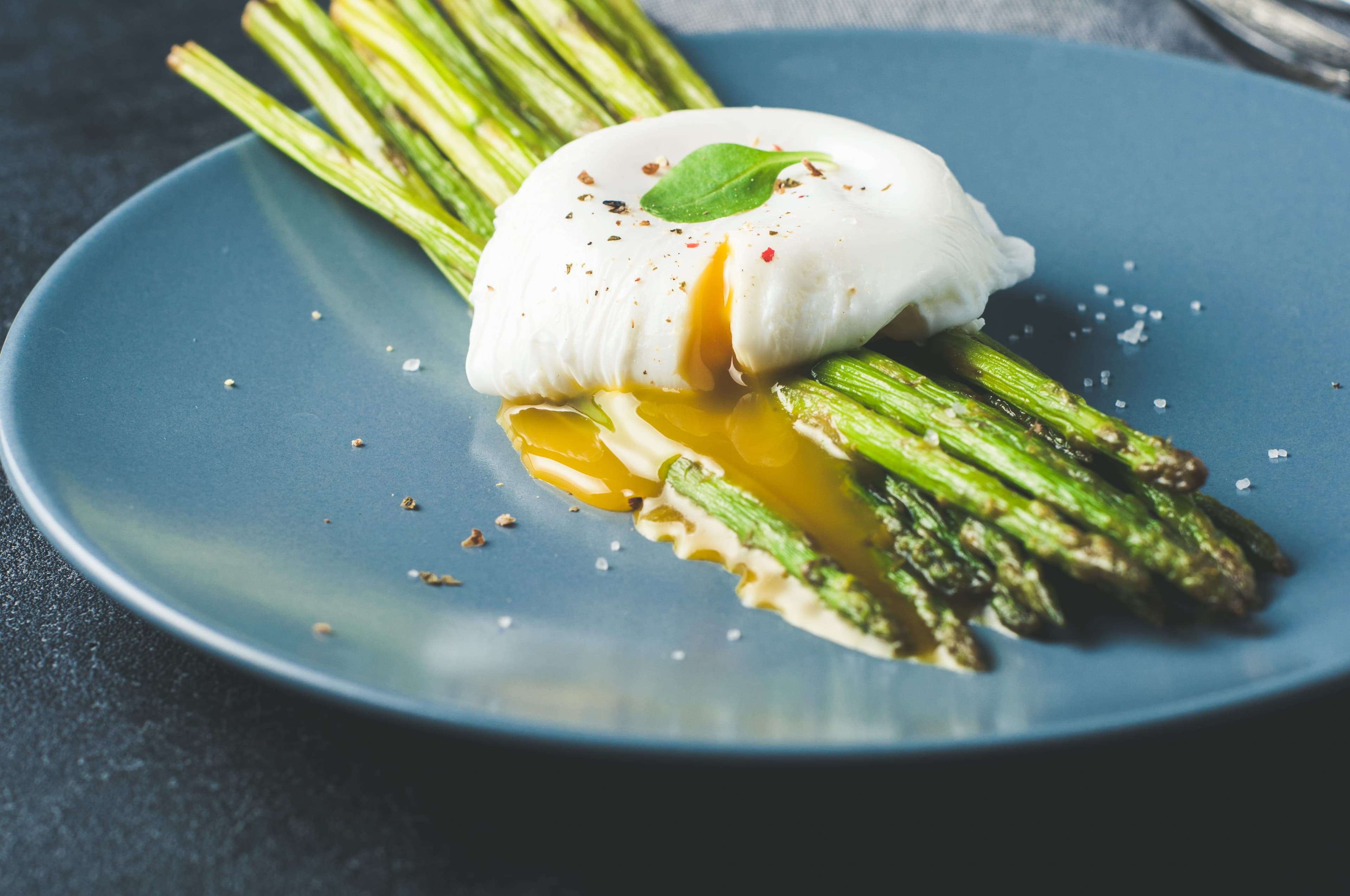 Oeuf parfait, gelée de poivre et copeaux d'asperges