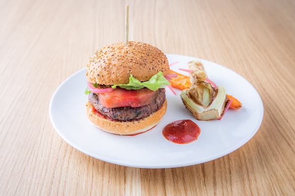 Burger de haricots rouges, ketchup épicé et pickles 