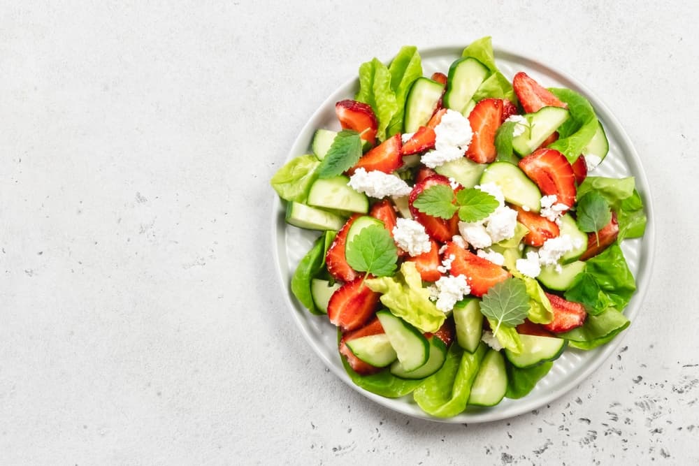 Salade de crudités, fraises et framboises