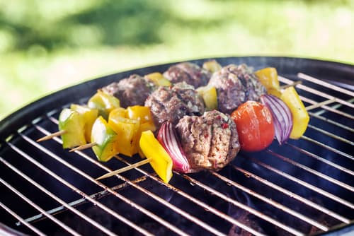 Brochette de farce de boeuf aux épices douces cuite au barbecue