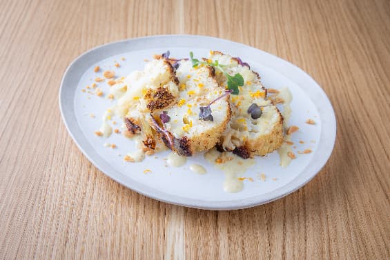 Choux fleur rôtis, sauce crémeuse cacahuète