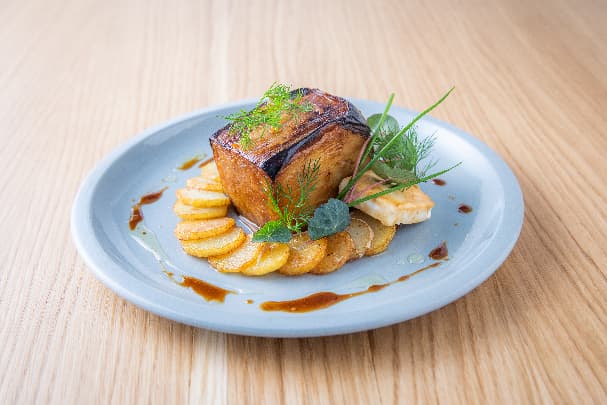 Aubergines confites au miso, tofu laqué, pommes de terre sautées
