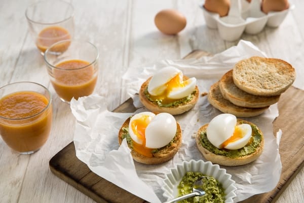 Oeuf mollet, muffin et coulis vert
