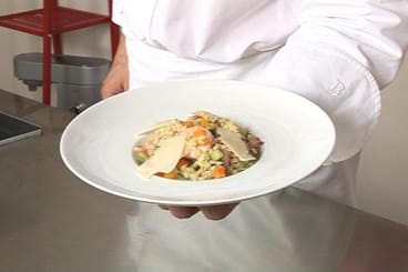 Minestrone de blé aux petits légumes et gambas