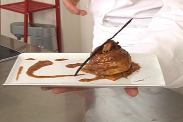 Pomme confite au caramel laitier, feuilleté aux épices de Noël