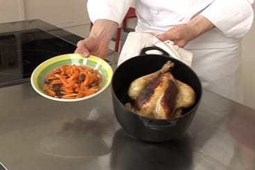 Volaille farcie aux fruits secs et rôtie entière, châtaignes et carottes