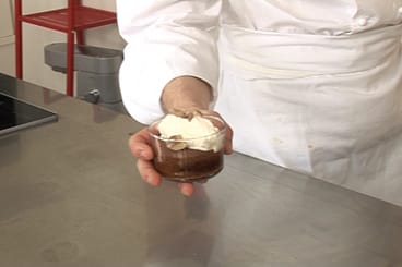 Verrine de moelleux au chocolat et chantilly à la crème de marrons