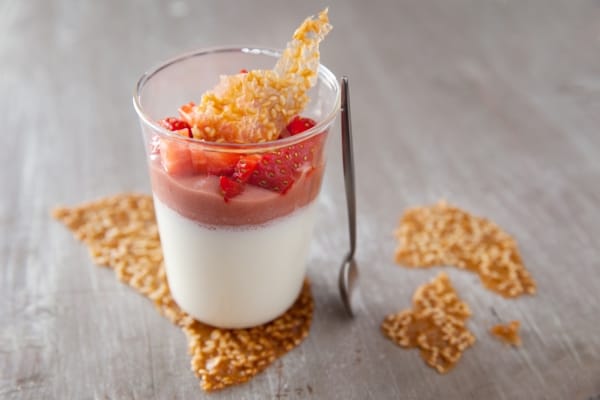 Blanc-manger aux fraises, jus de rhubarbe et tuile au sésame