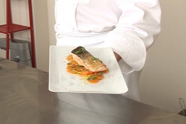Pavé de saumon poélé, sifflets de carottes fondantes au citron