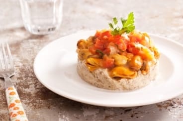 Compotée d'aubergines et Fromage à la Crème ciboulette Elle&Vire, moules marinières tomatées