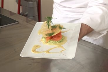 Croustillant de saumon fumé, chips de parmesan, sauce au raifort