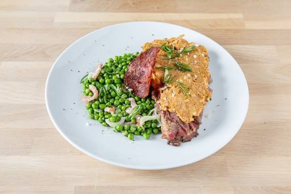 Faux filet pané à la moutarde, petits pois au bacon 