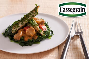 Aiguillettes de poulet enrobées d'herbes fraîches, tombée de pousses d'épinards aux Champignons Cassegrain