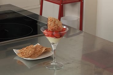 Verrine de fraises à la vanille, croustillant à l'amande