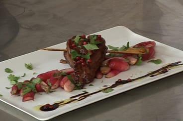 Aiguillettes de canard laquées au miel de soja, câlins de radis roses et pois gourmand
