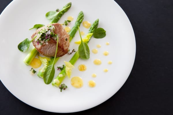 Pavé de veau rôti au céleri, condiment acidulé, grosses asperges au beurre blanc à l'orange