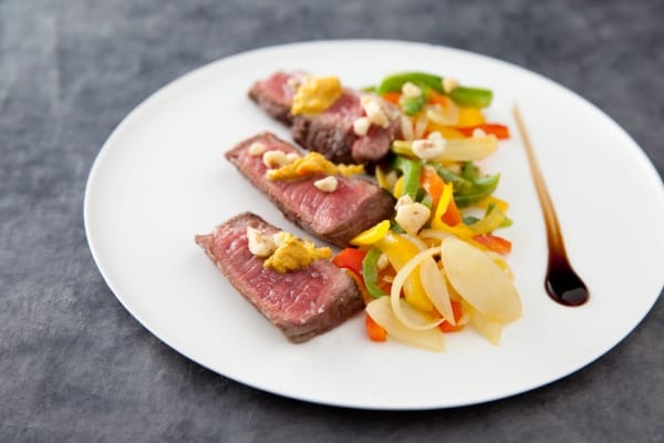 Coeur de rumsteck laqué façon Tataki, confit de poivrons "satay" aux éclats de cacahuètes