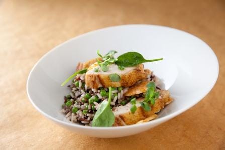 Suprême de volaille basse température et craquelin salé, riz sauvage aux légumes cuit comme un risotto