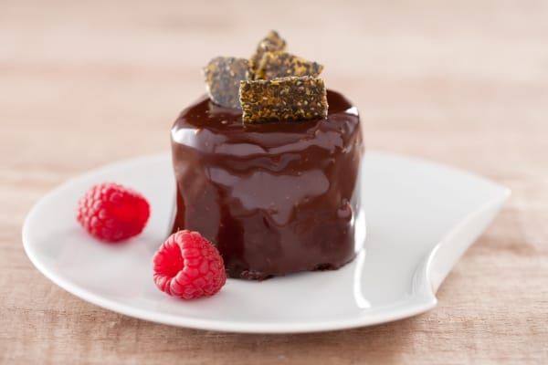 Fondant au chocolat noir, glaçage chocolat-caramel aux framboises