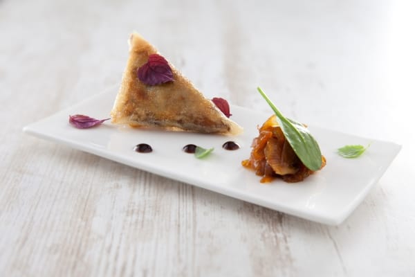 Samossa de canard au citron confit et chutney d'oignons doux au curry
